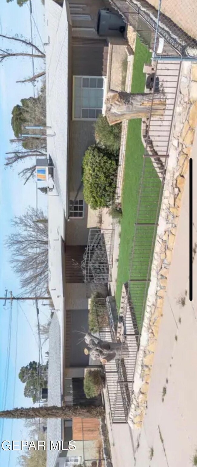 Primary Photo - 9613 Album Ave