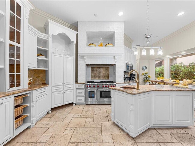 Building Photo - 3030 NE 45th St