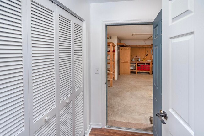Building Photo - 1232 S Winterhawk Dr
