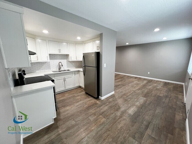 Building Photo - $2695 Remodeled 2 Bed/1 Bath Upstairs Unit