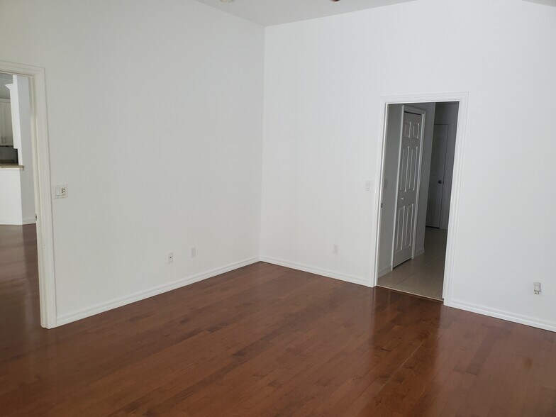 Building Photo - 2509 SE Lyman Cir