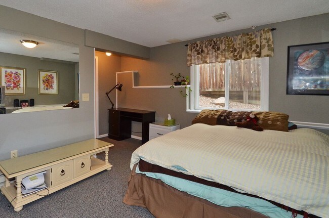 Building Photo - Fantastic 4BR, 3.5BA! Deck, FP, great yard, location!! (Regal)