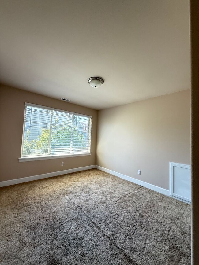 Building Photo - New! 3BD/2.5BTH Modern Townhouse in Greekb...