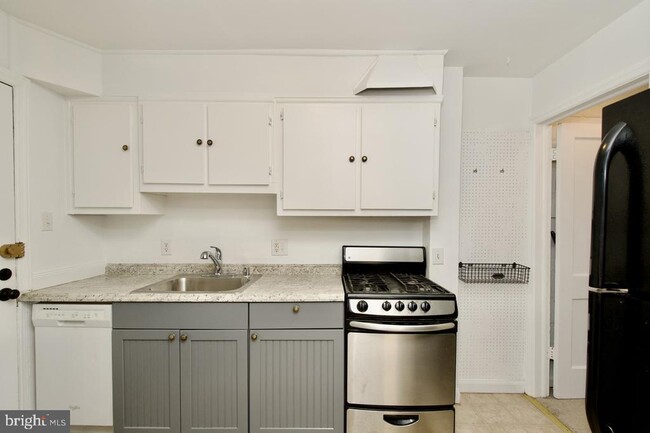 Building Photo - 5715 Fenwick Dr