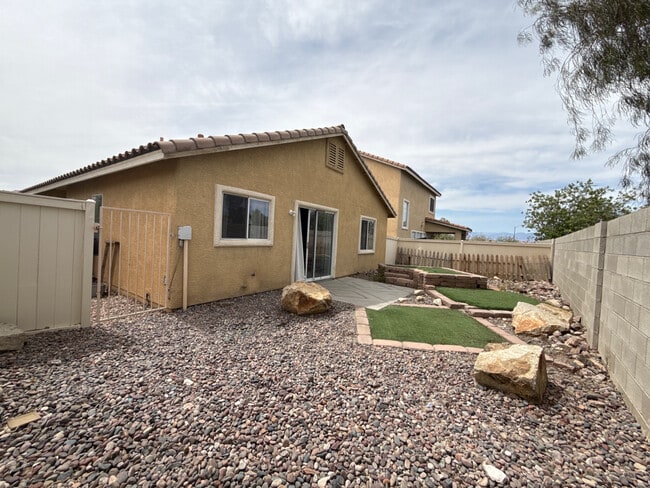 Building Photo - 824 Blushing Rose Pl