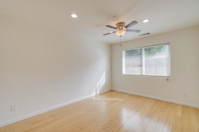 Building Photo - Beautiful 2 Bed/1 Bath Home only Blocks Fr...