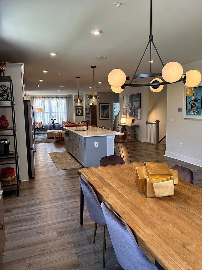 Building Photo - Stunning 3 Bed 2.5 Bath, Open Concept Town...