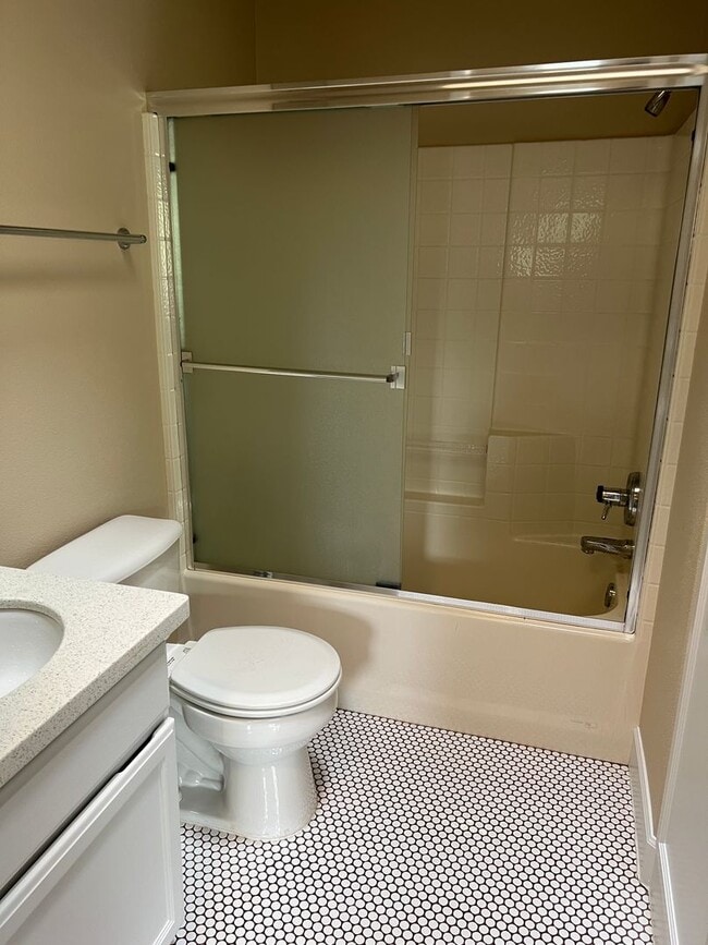 Building Photo - 2 Bed, 2 1/2 Bath townhome close to the Ri...