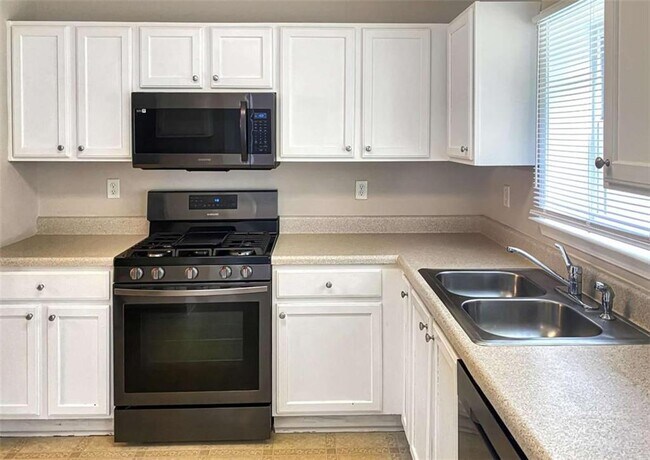 Building Photo - 2550 Plymouth Way