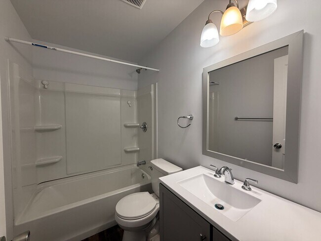 Building Photo - Gorgeous 3 bedroom 2 bathroom home