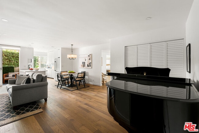 Building Photo - 7250 Franklin Ave