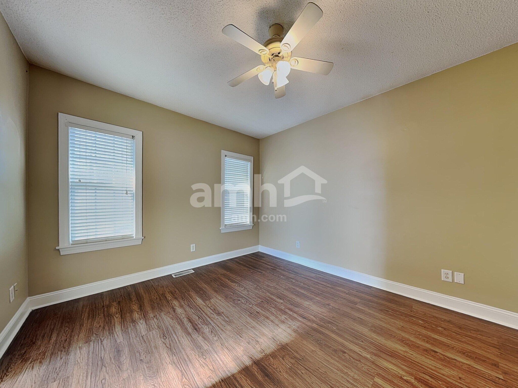 Building Photo - 702 Landing View Dr