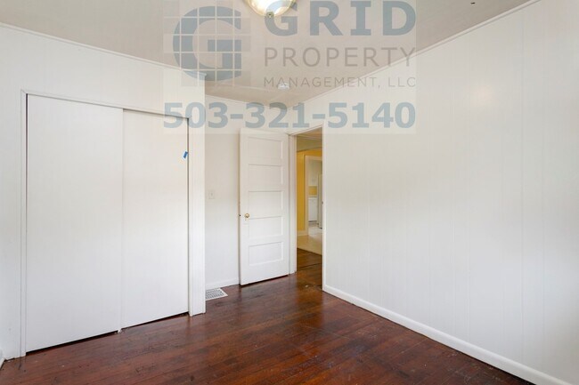Building Photo - Charming 2 Bedroom Bungalow Available in Northeast Portland!