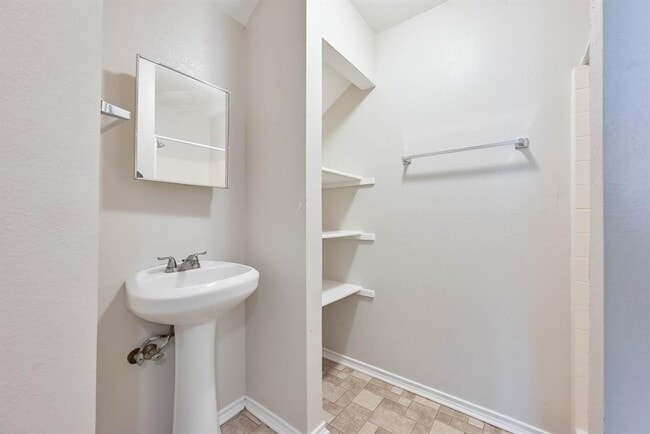 Building Photo - 510 Kings Way Dr