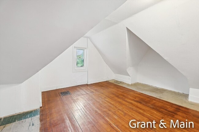 Building Photo - $1250 3 bedroom bungalow