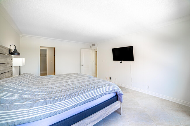 Building Photo - 405 N Ocean Blvd