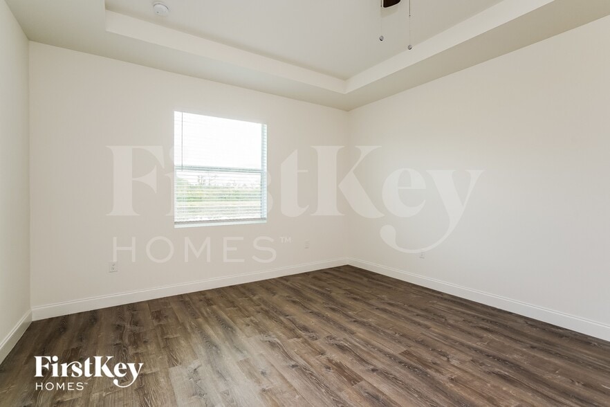 Building Photo - 741 Chestnut St E