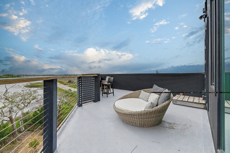 Rooftop Patio - 2179 Sol Legare Rd