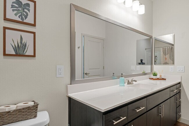 Building Photo - 711 W Broadway Rd