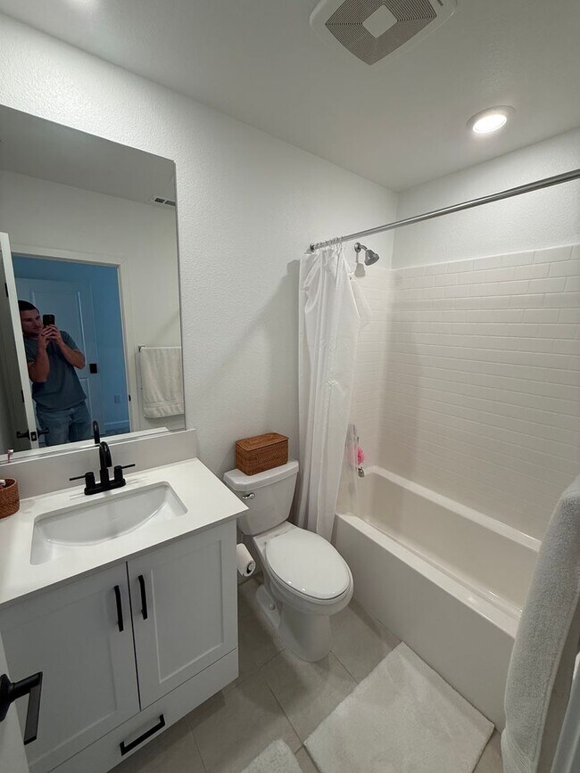 Building Photo - New Construction Town Home