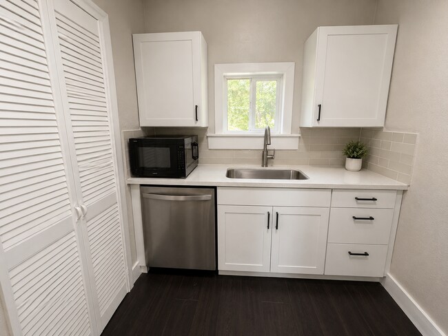 Building Photo - 1023 Delmas St