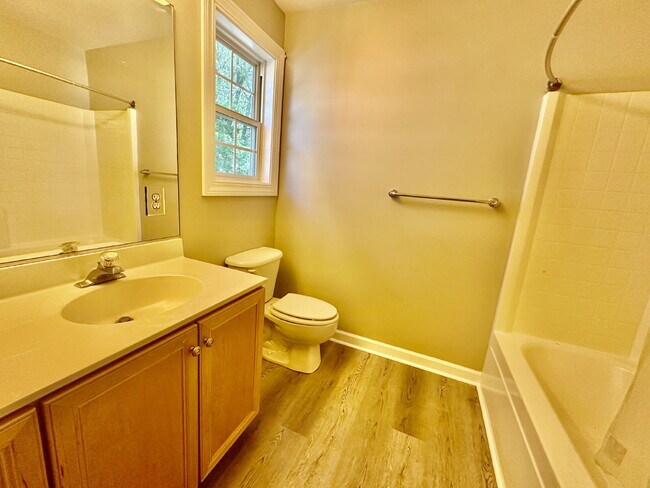 Building Photo - 4-Bedroom Home with Loft and Office for Re...