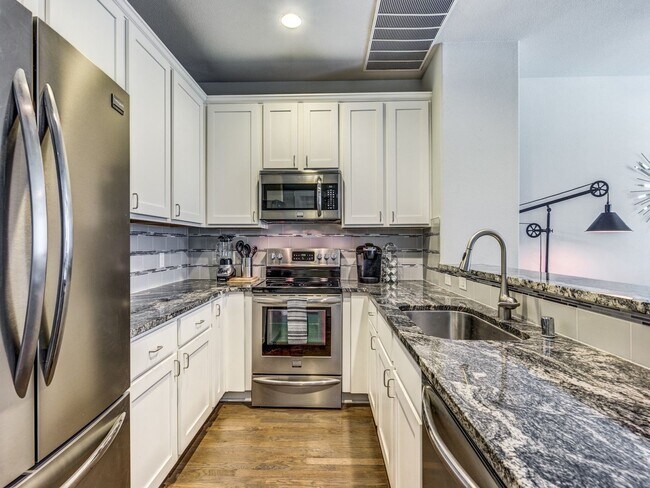Building Photo - Rooftop Evenings, 3 bedroom 3 bath Condo. ...