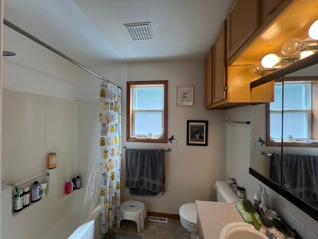 Building Photo - 3 Bed 1.5 half bath House Close to WWU and...
