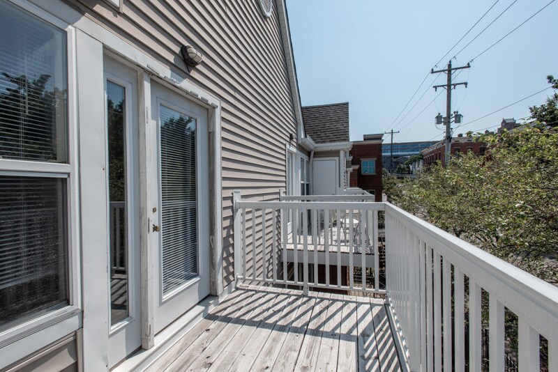 Building Photo - Walk to UC & UC Medical | 1BR/2BR Apartments