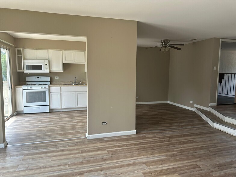 Building Photo - 320 Springlake Ln