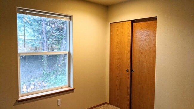 Building Photo - Spacious Four Bedroom in Great Location!