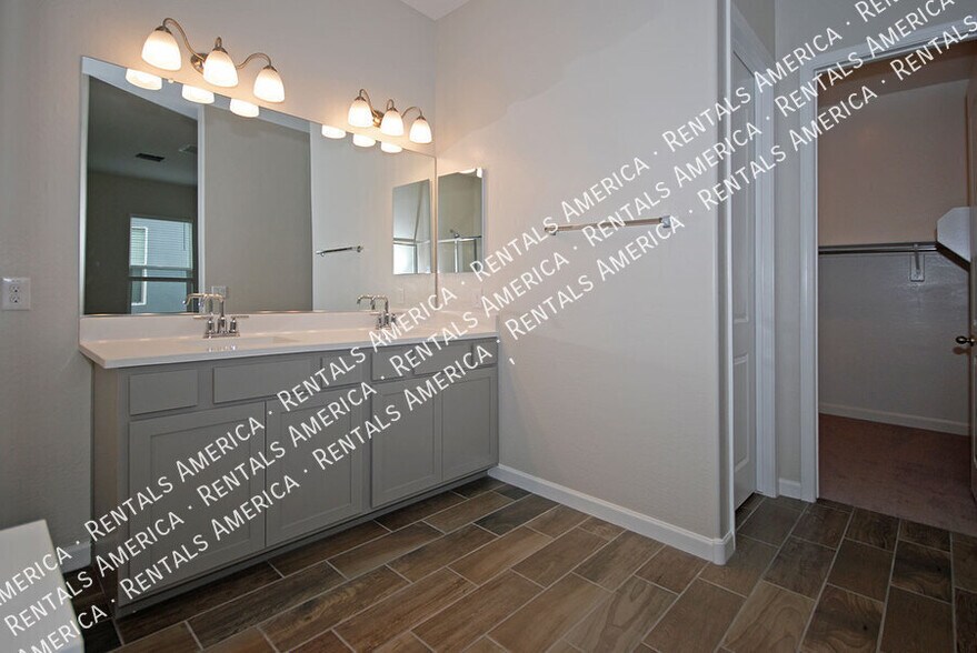 Building Photo - 3725 E Catalina Dr