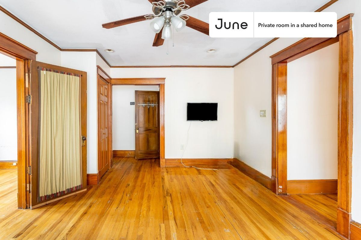 Building Photo - Room in Shared 4 bed/1.5 bath home