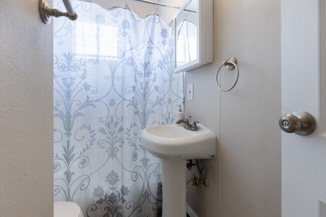Building Photo - Highland Park Apartments; Renovated Deluxe...