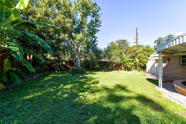 Building Photo - 10518 Hazelhurst Dr