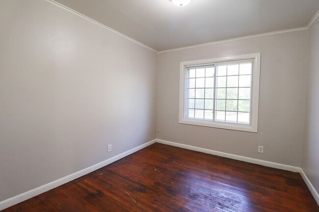 Building Photo - Beautifully Redone 3 Bedroom House! Available for Immediate Move in!