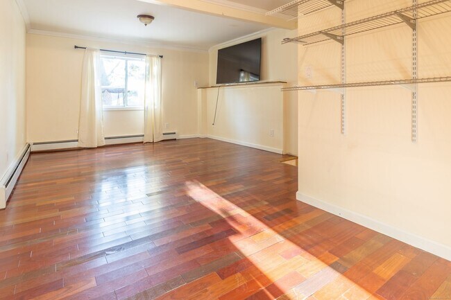Building Photo - Spacious 4 bedroom single family home at t...