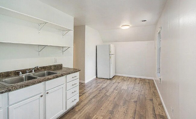 Building Photo - 1105 Lake St