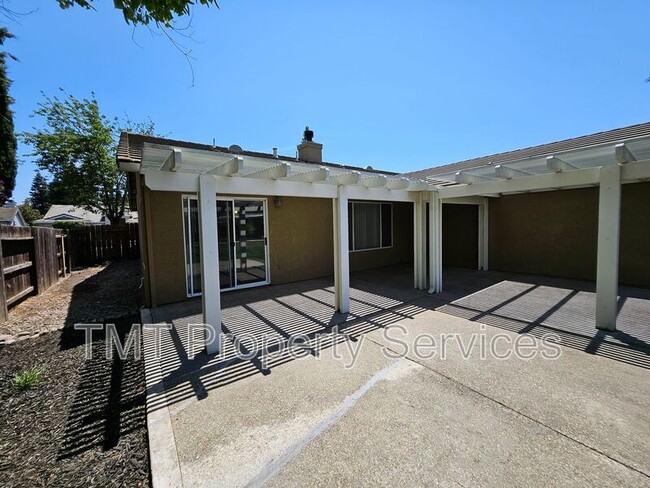 Building Photo - 3533 Des Moines Dr