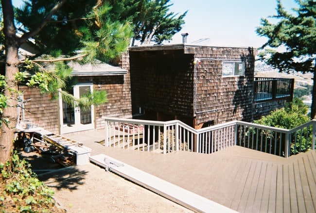 pre-existing deck/guess bedroom - 822 Humboldt Rd