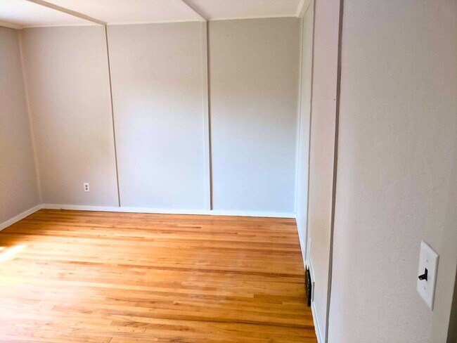 Building Photo - 4-Bedroom Home for Rent Summer 2026