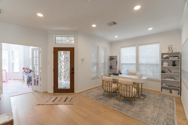 Building Photo - 135 S Rocky Point Cir