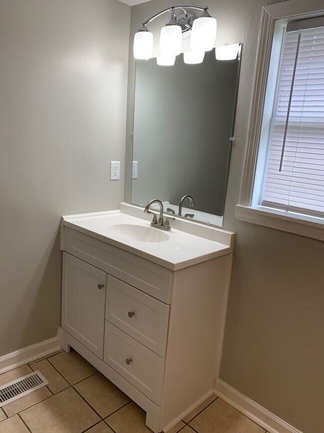Building Photo - Two bedroom (with office or small 3rd bedr...