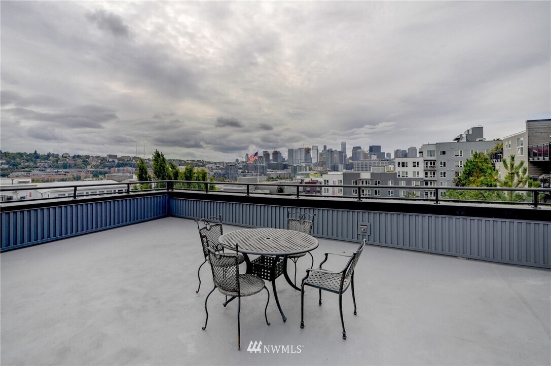Rooftop Deck - 701 Galer St