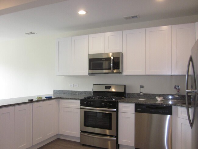 Building Photo - 2020 N Bissell St