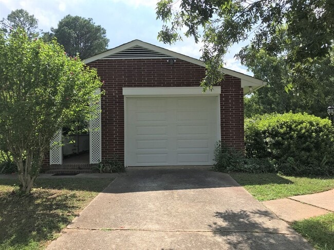 Building Photo - Everything you’ve been dreaming of is here...