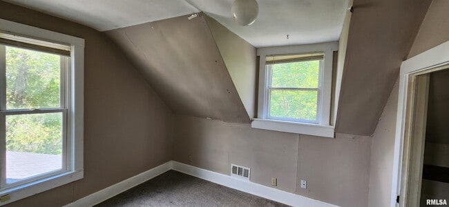 Building Photo - 814 13th Ave S