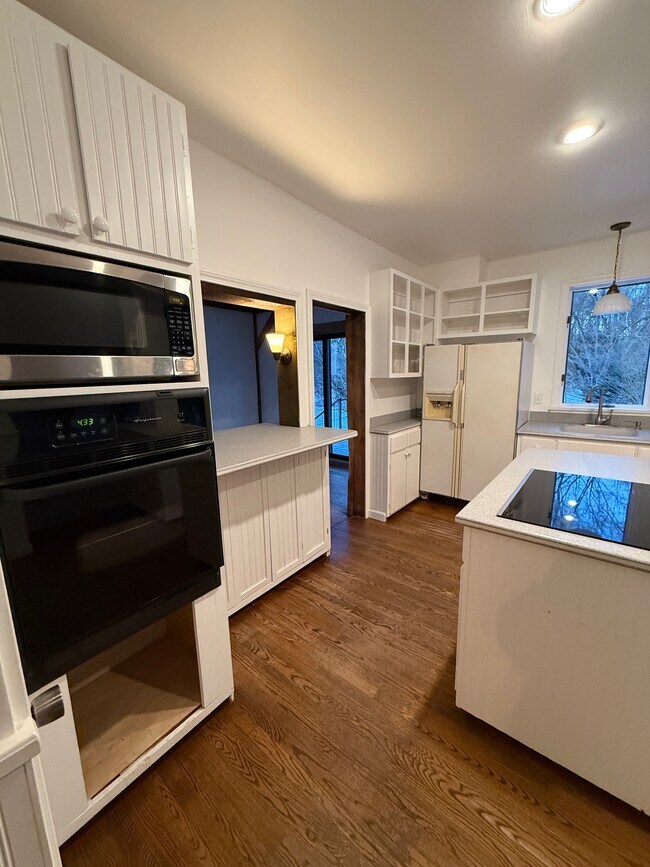 Building Photo - 75 Pine St