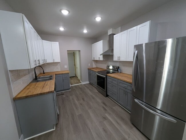 Building Photo - Gorgeous Home - Carroll Park