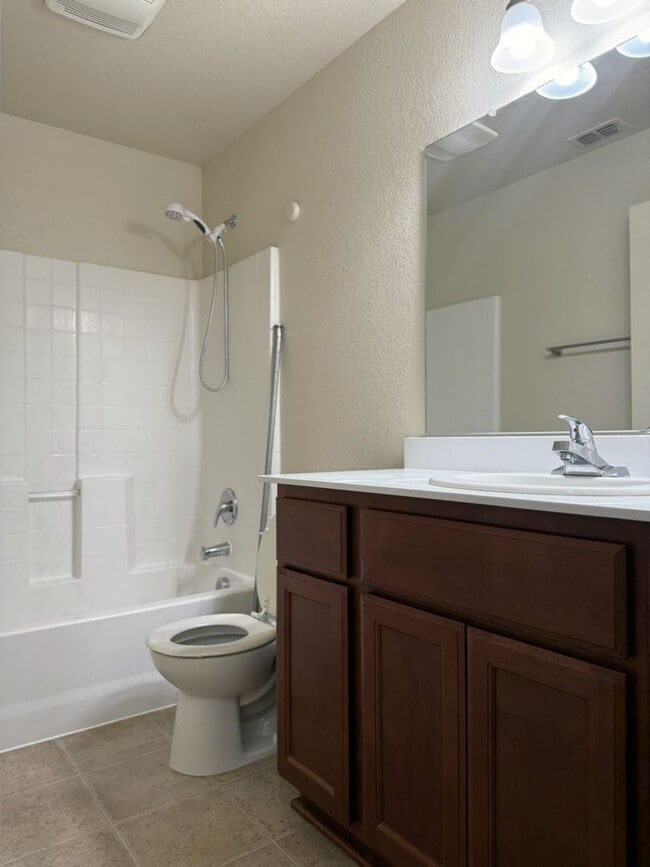 Building Photo - Don’t miss out on this 3 bedroom/2bath hom...
